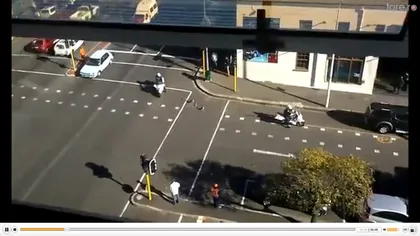 O familie de raţe, escortată de poliţişti cu motocicletele VIDEO