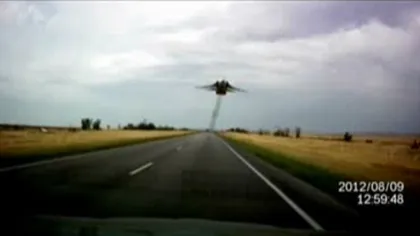 Un avion supersonic a zburat la câţiva metri deasupra unei autostrăzi circulate VIDEO