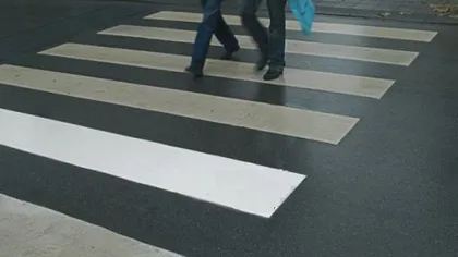 ŞOCANT Două persoane la un pas să fie loviţi pe zebră de un autocar VIDEO