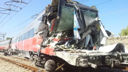 Un camion românesc a fost lovit de un tren în Italia. O persoană a murit