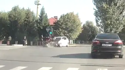 Accident groaznic: Motociclist aruncat zeci de metri în aer, după ce a intrat într-o maşină VIDEO