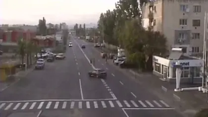 Imagini incredibile surprinse în trafic. Un şmecher cu bolid a intrat în plin în doi pietoni VIDEO