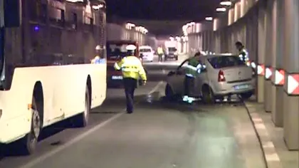 Accident grav în Pasajul Unirii: Maşină proiectată în stâlp după ce a lovit un autobuz VIDEO