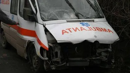 Ambulanţă implicată într-un accident rutier, în judeţul Buzău. O persoană a murit VIDEO