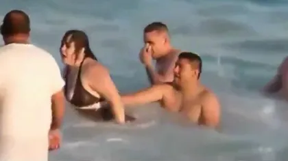 Moment comic pe plajă: Patru bărbaţi s-au chinuit să scoată o 