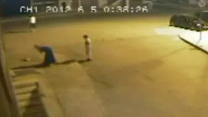 INCREDIBIL: O femeie NAŞTE spontan pe stradă şi îşi abandonează copilul pe trotuar VIDEO