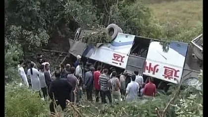 China: 4 elevi au murit, iar alţi 41 au fost răniţi după ce un autobuz s-a răsturnat în râpă
