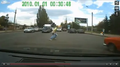 Accident cu final neaşteptat: Cum reacţionează un pieton în faţa maşinii care dă peste el VIDEO
