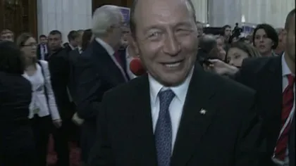 Băsescu, asaltat de jurnalişti, a luat-o la fugă pe holurile Palatului Parlamentului VIDEO