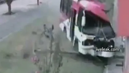 Accident spectaculos în Columbia: Un autocar s-a făcut praf intrând într-o casă VIDEO