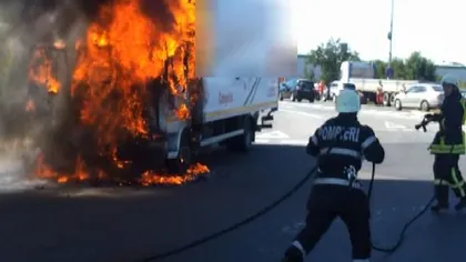 Un camion cu mobilă a luat foc în Popeşti-Leordeni