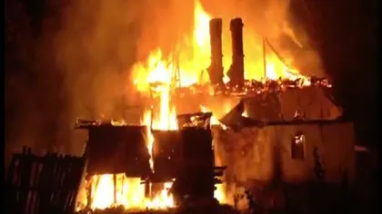 Incendiu puternic în Argeş: O casă a ars din temelii VIDEO