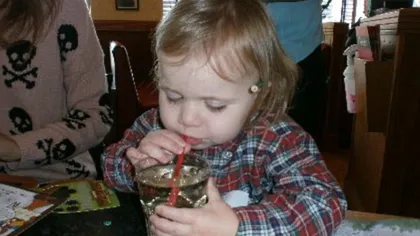 REVOLTĂTOR: Un copil de doi ani a băut jumătate de pahar de whisky din greşeala ospătarilor