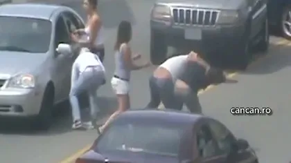 Bătaie în trafic: Cinci femei s-au păruit ca mahalageoaicele pe o şosea aglomerată VIDEO
