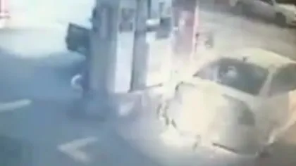 Curaj fără limite. Un bărbat îşi salvează soţia dintr-o maşină în flăcări VIDEO
