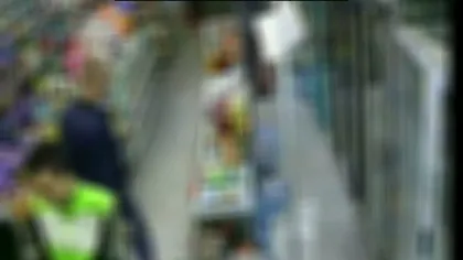Un tânăr, prins de poliţişti după ce a furat bani dintr-un supermarket din Bucureşti VIDEO