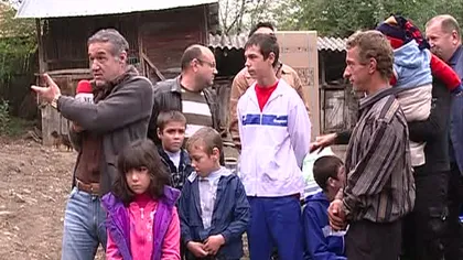 Gigi Becali a oferit o casă familiei care stătea în câmp VIDEO