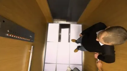 Coşmar în lift: Oameni îngroziţi de podeaua ascensorului care se desface în bucăţi VIDEO