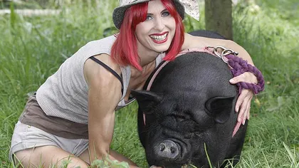 O britanică a făcut o pasiune neobişnuită: Trăieşte cu un porc negru şi gras