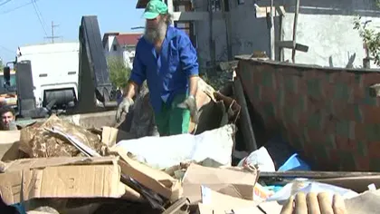 Evacuare cu scandal la o curte plină de gunoaie din Argeş VIDEO
