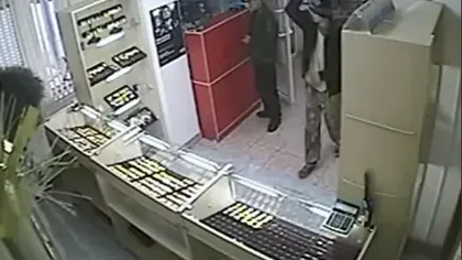 Cel mai prost hoţ din lume. A spart un magazin de bijuterii, dar a uitat un lucru esenţial VIDEO