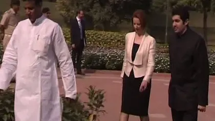 Premierul australian Julia Gillard a căzut de pe tocuri şi a ajuns pe burtă, cu nasu-n iarbă VIDEO