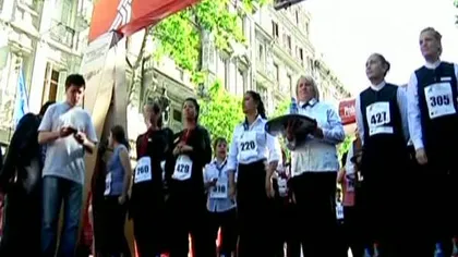 Concurs de cărat platouri: Ospătarii argentinieni s-au întrecut în maratonul cu tava întregă VIDEO