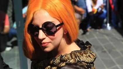 Lady Gaga a apărut în chiloţi şi în bustul gol pe balconul de la hotel FOTO