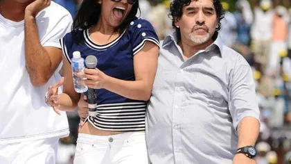 Maradona i-a înnebunit pe indieni. A dansat şi a cântat de ziua lui, alături de un fotomodel VIDEO