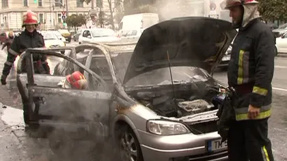 Un autoturism a ars la un semafor din centrul oraşului Timişoara VIDEO