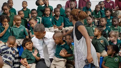FOTOGRAFIE DE MILIOANE: Sărutul care l-a făcut pe Obama invizibil FOTO