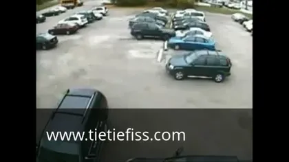 A vrut să-şi parcheze maşina şi a făcut dezastru. Cum a distrus un şofer două maşini VIDEO