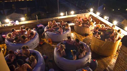 Ultima distracţie a britanicilor: Locuri la cinematograf, în piscine gonflabile, cu apă caldă VIDEO