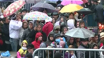 Pelerinaj la moaştele Sfintei Parascheva. Mii de oameni rabdă frigul şi ploaia la Iaşi VIDEO