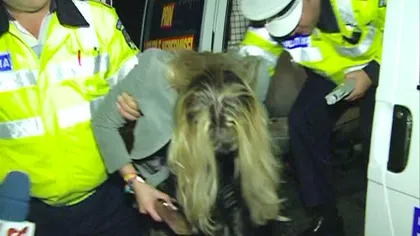 Circ cu poliţiştii în stradă făcut de o profesoară prinsă băută la volan VIDEO