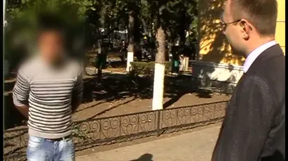 Protest extrem: Un bărbat s-a tăiat cu lama în faţa primăriei VIDEO