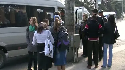 Razie cu scandal: Un microbuz supraaglomerat, în care erau şi elevi, a fost oprit de Poliţie VIDEO