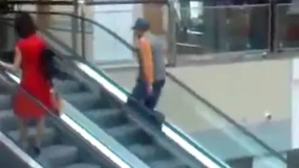 Merită premiu pentru stăruinţă: Un bărbat urcă pe scara rulantă de coborât la mall VIDEO