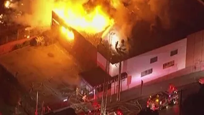 Un centru comercial cu două etaje s-a făcut scrum, la Los Angeles, într-un incendiu nimicitor VIDEO