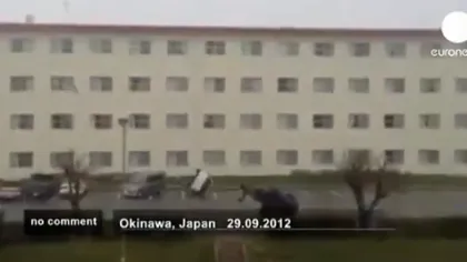 Puterea taifunului: Vântul năprasnic a luat pe sus o maşină VIDEO
