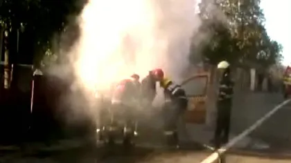 Taxi cuprins de flăcări, pe o stradă din Suceava VIDEO
