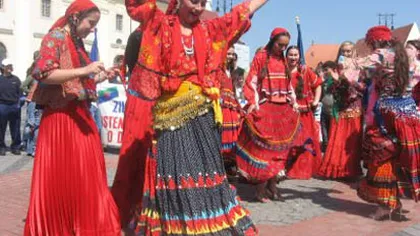 Fustele lungi şi colorate, motiv de supărare între bărbaţii şi femeile rome