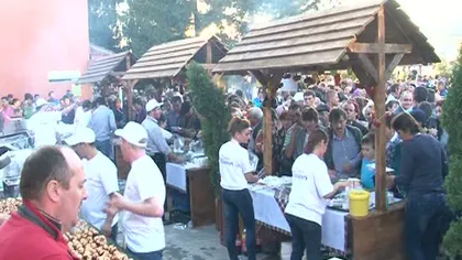 4.000 de persoane s-au înghesuit la sarmale, fripturi, mici şi plăcinte, la Topoloveni VIDEO