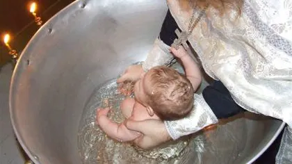 Incredibil: Au mâncat şi au băut la botez când fetiţa lor de doar 5 luni era moartă în pătuţ