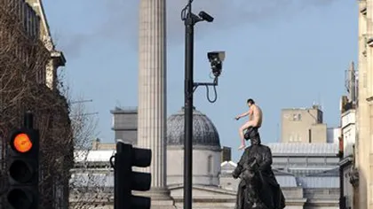 Un bărbat gol, în vârful unei statui în Londra