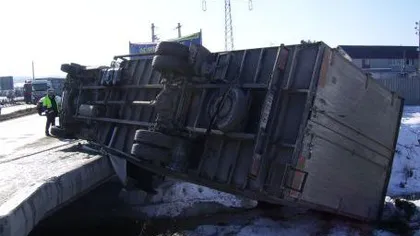 Accident cumplit la Suceava. Un camion s-a izbit de un zid, trei persoane au murit pe loc
