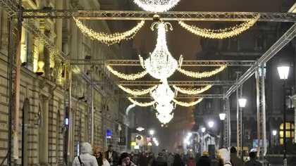 Luminiţele de Crăciun, aprinse pe strada Lipscani din Capitală: Sunt identice cu cele din Viena FOTO