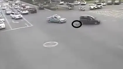 STRIGĂTOR LA CER. Un bebeluş cade dintr-o maşină în mers, în mijlocul unei intersecţii VIDEO