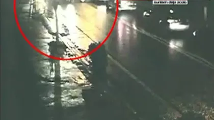 O fetiţă de 13 ani, lovită în plin de o maşină chiar pe trecerea de pietoni VIDEO