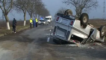 Accident stupid la Tulcea: Cinci oameni s-au rostogolit cu maşina din cauza denivelărilor VIDEO